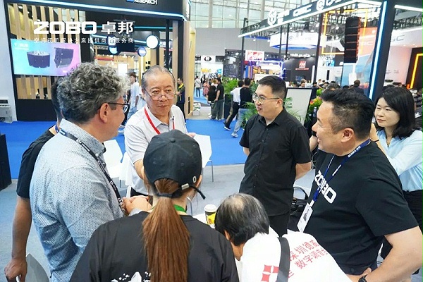 3 ZOBO卓邦在本次广州展会已如火如荼进行到第3天，虽说是临近尾期，但无论从展台内氛围还是现场人流对比前两日现场气氛，依然是活力满满，观众和买家依旧络绎不绝! 展会现场 第三天的ZOBO卓邦展位现场，依然高朋满座、人气爆棚。展会期间吸引了众多观众朋友们前来观摩、询问，参展团队成员们始终热情接待，每一次沟通都倾尽全力，每一次服务都认真对待，只为客户安心。 现场 · 交流 展会现场，ZOBO卓邦的展位人潮涌动，参观者络绎不绝。公司展示了多款新研发的音响产品，其中不乏行业内的创新之作。这些产品不仅在技术上，更在设计和应用上展现出了ZOBO卓邦对市场的敏锐洞察力和对用户需求的深刻理解。 卓邦展台的人气爆棚，无数观众驻足观看，咨询不断。参展首日盛况，相信大家已经感受到，卓邦为大家带来重磅产品及服务亮相本次展会。 技术 · 讲解 ZOBO卓邦在展会期间，不仅提供了的技术讲解和产品演示，还积极回答用户的问题，解决用户的疑虑。这种周到、细致的服务，让用户在感受到公司技术实力的同时，也体验到了公司真诚的服务态度。 ZOBO卓邦的展位依然热闹非凡。公司的技术人员和销售人员热情地向参观者介绍产品的特点和优势，解答他们的疑问和困惑。许多参观者都对ZOBO卓邦的产品表示了浓厚的兴趣，并纷纷表示希望与公司建立合作关系，共同开拓市场。这不仅是对公司技术实力的认可，更是对公司服务品质的肯定。 聚焦 · 产品 此次展会的成功举办，不仅进一步巩固了ZOBO卓邦在音视频行业的地位，也为公司未来的发展奠定了坚实的基础。未来，ZOBO卓邦将继续秉承“以技术赢市场，以服务树口碑”的经营理念，不断提升技术实力和服务品质，为用户提供更加的产品和服务。同时，公司也将积极参与行业内的交流和合作，推动整个行业的发展和进步。 展会期间，公司展示了多款新技术产品，这些产品不仅在设计上，更在性能上实现了重大突破。这些创新技术的应用，不仅提升了产品的竞争力，也为用户带来了更好的使用体验。