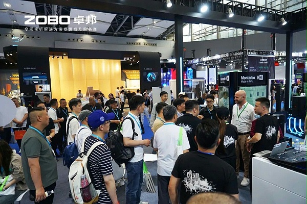 5 ZOBO卓邦在本次广州展会已如火如荼进行到第3天，虽说是临近尾期，但无论从展台内氛围还是现场人流对比前两日现场气氛，依然是活力满满，观众和买家依旧络绎不绝! 展会现场 第三天的ZOBO卓邦展位现场，依然高朋满座、人气爆棚。展会期间吸引了众多观众朋友们前来观摩、询问，参展团队成员们始终热情接待，每一次沟通都倾尽全力，每一次服务都认真对待，只为客户安心。 现场 · 交流 展会现场，ZOBO卓邦的展位人潮涌动，参观者络绎不绝。公司展示了多款新研发的音响产品，其中不乏行业内的创新之作。这些产品不仅在技术上，更在设计和应用上展现出了ZOBO卓邦对市场的敏锐洞察力和对用户需求的深刻理解。 卓邦展台的人气爆棚，无数观众驻足观看，咨询不断。参展首日盛况，相信大家已经感受到，卓邦为大家带来重磅产品及服务亮相本次展会。 技术 · 讲解 ZOBO卓邦在展会期间，不仅提供了的技术讲解和产品演示，还积极回答用户的问题，解决用户的疑虑。这种周到、细致的服务，让用户在感受到公司技术实力的同时，也体验到了公司真诚的服务态度。 ZOBO卓邦的展位依然热闹非凡。公司的技术人员和销售人员热情地向参观者介绍产品的特点和优势，解答他们的疑问和困惑。许多参观者都对ZOBO卓邦的产品表示了浓厚的兴趣，并纷纷表示希望与公司建立合作关系，共同开拓市场。这不仅是对公司技术实力的认可，更是对公司服务品质的肯定。 聚焦 · 产品 此次展会的成功举办，不仅进一步巩固了ZOBO卓邦在音视频行业的地位，也为公司未来的发展奠定了坚实的基础。未来，ZOBO卓邦将继续秉承“以技术赢市场，以服务树口碑”的经营理念，不断提升技术实力和服务品质，为用户提供更加的产品和服务。同时，公司也将积极参与行业内的交流和合作，推动整个行业的发展和进步。 展会期间，公司展示了多款新技术产品，这些产品不仅在设计上，更在性能上实现了重大突破。这些创新技术的应用，不仅提升了产品的竞争力，也为用户带来了更好的使用体验。